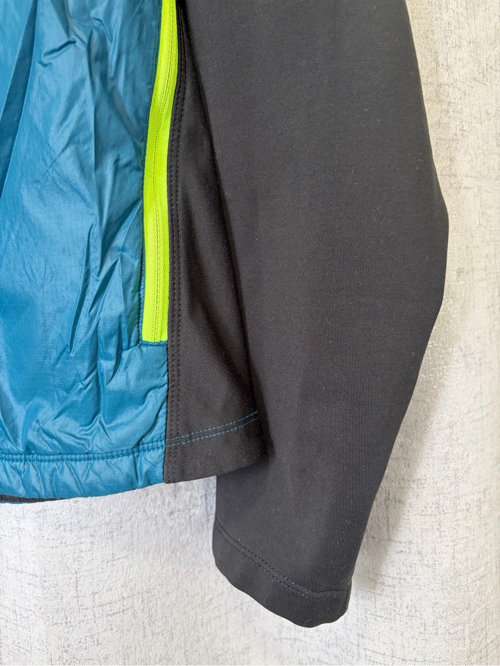 The North Face Men’s Teal Hybrid Jacket with Black Sleeves and Lime Trim - Picture 7 of 11